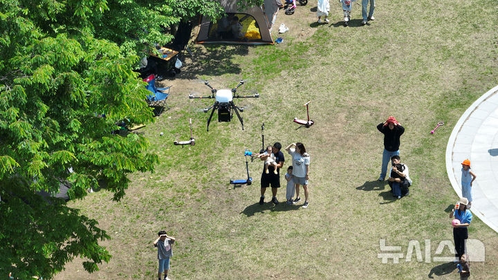 [성남=뉴시스] 중앙공원에서 드론이 물건을 배송하고 있는 모습 (사진=성남시 제공) 2026.05.13.photo@newsis.com