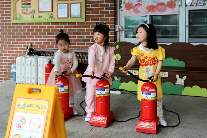 [통영=뉴시스] 신정철 기자= 경남 통영소방서는 지난 12일 통영유치원을 대상으로 ‘찾아가는 소방안전교육’을 실시한데 이어 유치원 1곳, 초등 2곳, 고교 1곳 등 희망학교를 대상으로 ‘찾아가는 소방안전교육’을 실시할 예정이다.사진은 통영유치원 소방안전교육 모습.(사진=통영소방서 제공).2026.05.13. photo@newsis.com *재판매 및 DB 금지