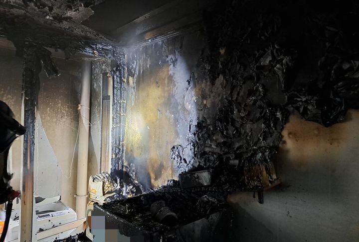 [경산=뉴시스] 경북 경산시 사동 아파트 화재. (사진=경북소방본부 제공) 2026.05.13. photo@newsis.com *재판매 및 DB 금지