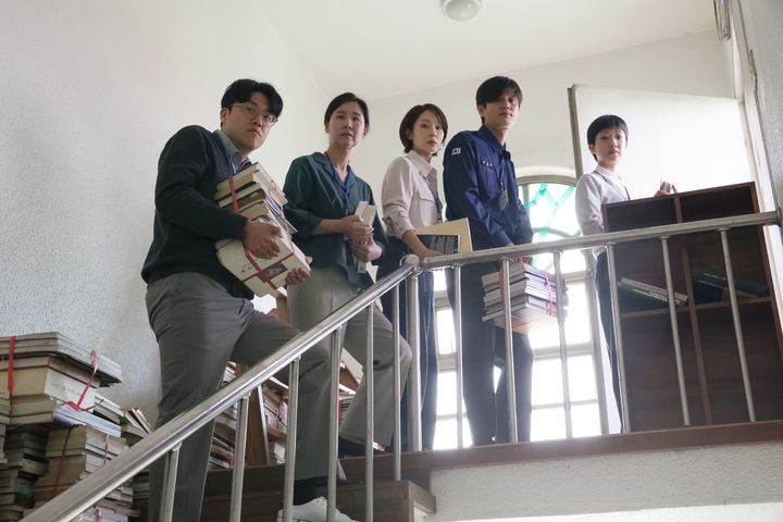 [서울=뉴시스] 연극 '사사로운 사서' (사진=국립극단 제공) 2026.05.13. photo@newsis.com *재판매 및 DB 금지