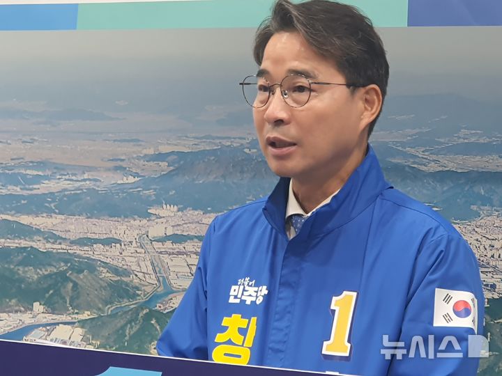 [창원=뉴시스] 강경국 기자 = 더불어민주당 송순호 경남 창원시장 후보가 13일 창원시청 프레스센터에서 어르신·어린이·청소년 시내버스 전면 무료화 등 교통 정책 발표 기자회견을 갖고 있다. 2026.05.13. kgkang@newsis.com