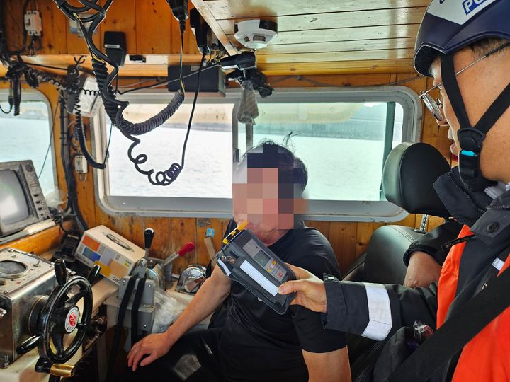[인천=뉴시스] 음주운항 적발. (사진=해양경찰청 제공) 2026.05.13. photo@newsis.com *재판매 및 DB 금지