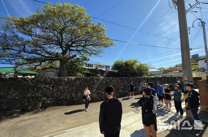 [제주=뉴시스] 픽제주 런투조천 프로그램 운영 모습. (사진=제주관광공사 제공) 2026.05.13. photo@newsis.com *재판매 및 DB 금지
