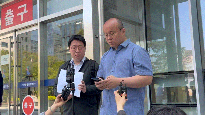 [수원=뉴시스] 박나리 기자 = 13일 수원지방법원에서 삼성전자 주주단체 대한민국 주주운동본부 민경권 대표가 호소문을 발표하고 있다. 2026.05.13. parknr@newsis.com*재판매 및 DB 금지