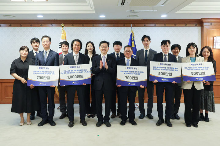 [서울=뉴시스]윤창렬 국무조정실장은 13일 오전 정부서울청사에서 '2026년 제1차 특별성과 포상 수여식'을 열고 최우수상 1건, 우수상 2건, 장려상 2건 등 우수성과 과제에 대해 포상했다. (사진=총리실 제공) photo@newsis.com *재판매 및 DB 금지