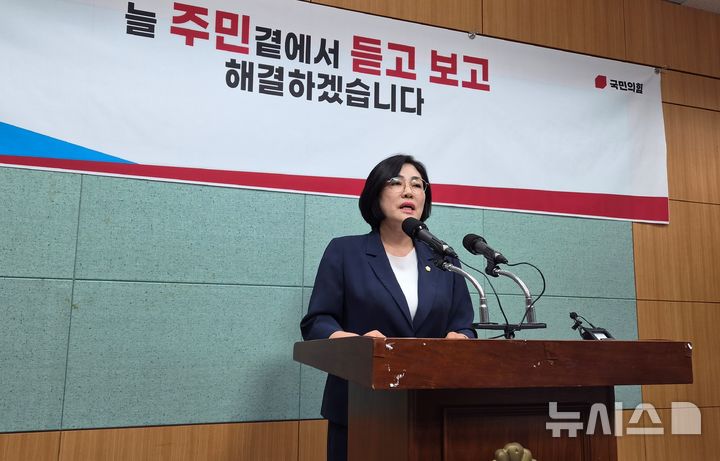 [전주=뉴시스] 김민수 기자= 국민의힘 천서영 전주시의원이 13일 전북자치도의회에서 6·3 지방선거 전북도의원 선거 출마 기자회견을 갖고 있다. 2026.05.13 leo@newsis.com *재판매 및 DB 금지