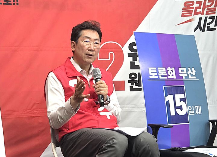 [원주=뉴시스] 이덕화 기자 = 국민의힘 원강수 원주시장 후보가 13일 기자회견을 열고 더불어민주당 구자열 후보의 학력 사칭·허위 기재 의혹에 대해 설명하고 있다. 2026.05.13 wonder8768@newsis.com *재판매 및 DB 금지