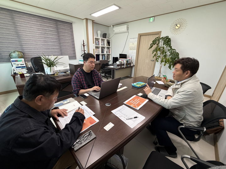 [예산=뉴시스] 지난 8일 한국콤파스 관계자가 예산 예당식품 사과즙 공장 사무실을 찾아 해외 수출 확대를 위한 품질관리 경영 컨설팅 회의를 갖고 있다. (사진=예산군 제공) 2026.05.13. photo@newsis.com *재판매 및 DB 금지