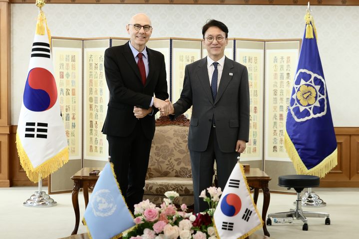 [서울=뉴시스]김민석 국무총리는 13일 유엔 인권최고대표사무소(OHCHR)의 볼커 튀르크(Volker Türk) 인권최고대표를 접견했다. (사진=총리실 제공) photo@newsis.com *재판매 및 DB 금지