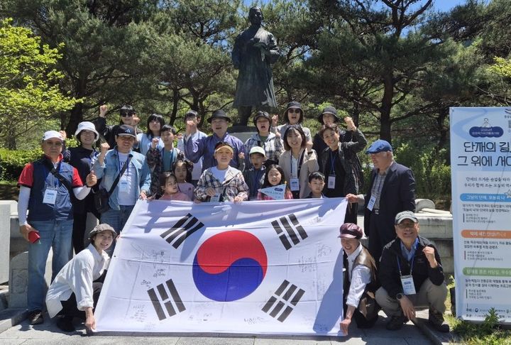 [대전=뉴시스] 대전 중구가 진행하는 생생국가유산 활용사업인 '단재의 길, 그 위에 서다' 프로그램에 참여한 시민들이 기념사진을 찍고 있다. (사진= 중구청 제공) *재판매 및 DB 금지