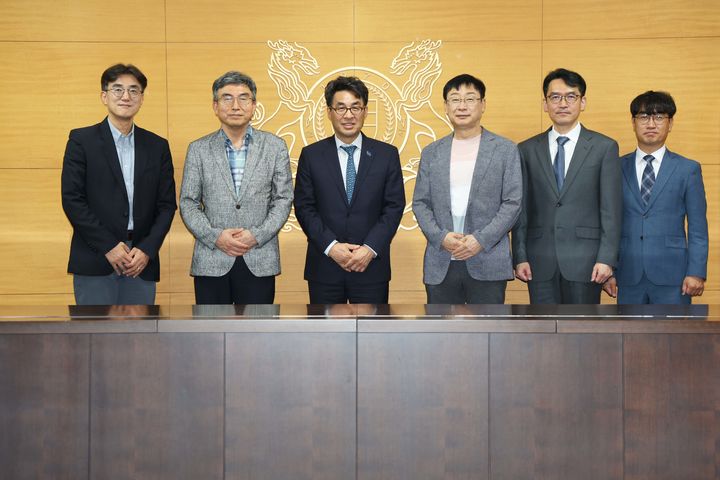 [울산=뉴시스] 울산대학교는 13일 미국 뉴욕주립대학교(SUNY) 산하 버팔로대학교(University at Buffalo)의 곽노진 국제교육부총장(Vice Provost, Office of International Education)이 대학을 방문해 양교 간 학술 및 학생교류 협력 확대 방안을 논의했다고 13일 밝혔다. (사진=울산대 제공) 2026.05.13. photo@newsis.com *재판매 및 DB 금지