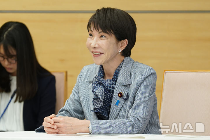 [도쿄=AP/뉴시스] 12일 NHK 등 일본 언론에 따르면 다카이치 사나에(高市早苗) 일본 총리는 이날 각료 간담회에서 마쓰모토 히사시 디지털상(사이버안전보장 담당상)에게 관련 대책을 조속히 마련하라고 지시했다. 다카이치 총리가 지난 4월3일(현지시간) 일본 도쿄 총리 관저에서 브래드 스미스 마이크로소프트(MS) 부회장과 면담하며 발언하고 있는 모습. 2026.05.13.