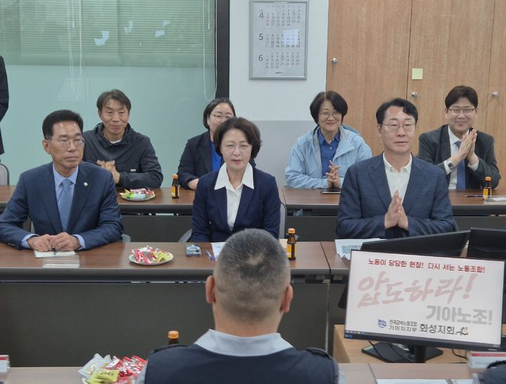 [화성=뉴시스] 이병희 기자 = 더불어민주당 추미애&nbsp; 경기도지사 후보가 13일 화성시에 위치한 기아자동차 오토랜드에 방문해 전국금속노동조합 기아자동차지부와 간담회를 하고 있다. 2026.05.13. iambh@newsis.com *재판매 및 DB 금지