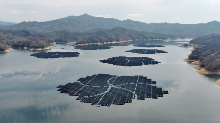 [안동=뉴시스] 임하댐 수상 태양광 발전 시설. (사진=경북도 제공) 2026.05.13. photo@newsis.com *재판매 및 DB 금지