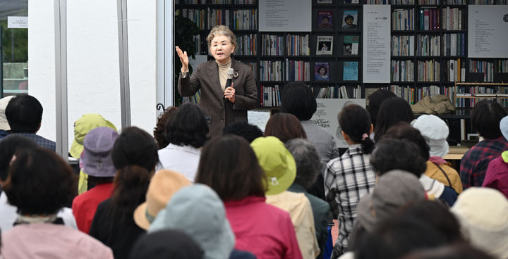 [거창=뉴시스] 거창군 신달자문학관 첫 작가초대석 성황리 개최 (사진=거창군 제공) 2026. 05. 13. photo@newsis.com *재판매 및 DB 금지