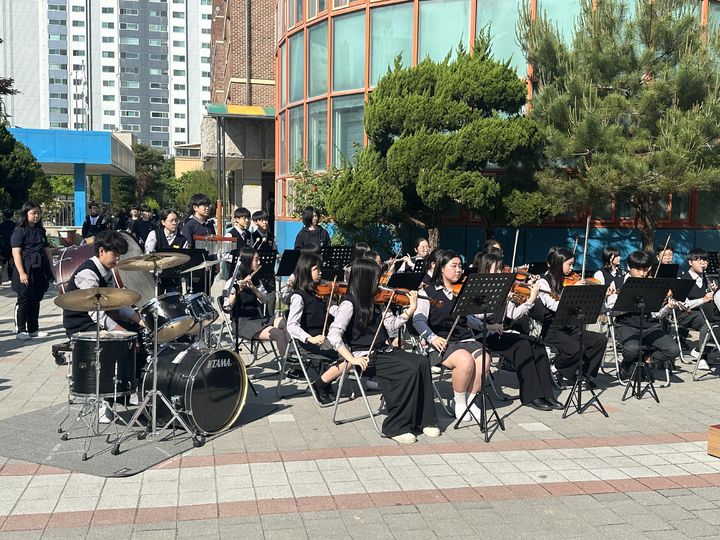 [용인=뉴시스] 정평중의 스승의날 감사하는 등굣길 음악회(사진=정평중 제공) 2026.05.13.photo@newsis.com *재판매 및 DB 금지