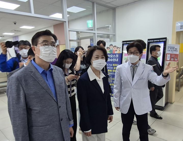 [평택=뉴시스] 이병희 기자 = 더불어민주당 추미애 경기도지사 후보가 13일 '경기 1호 달빛어린이병원'인 평택 성세아이들병원을 둘러보고 있다. 2026.05.13. iambh@newsis.com *재판매 및 DB 금지