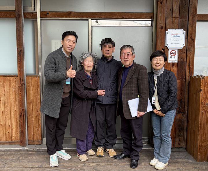 [부산=뉴시스] 지난 3월 부산 동구 부산소망종합지원센터에서 주민등록이 '실종선고로 인한 사망 말소' 상태였던 A(40대)씨가 10년만에 부친과 만났다. (사진=부산 동구 제공) 2026.05.13. photo@newsis.com *재판매 및 DB 금지