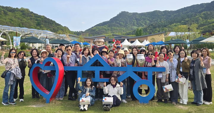 [순창=뉴시스] 지난달 순창 쉴랜드의 '2026 미리 만나면 더 좋은 인생설계 직무연수'에 참여한 퇴직 예정 교원들이 함께 사진을 찍고 있다. *재판매 및 DB 금지