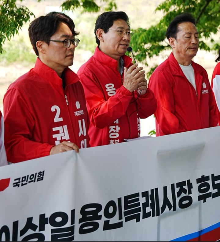 [용인=뉴시스] 원삼면 SK반도체클러스터 조성 현장에서 출마 기자회견을 갖는 이상일 경기 용인시장 후보. (사진=이상일 후보 선거사무소 제공) 2026.05.13. photo@newsis.com *재판매 및 DB 금지