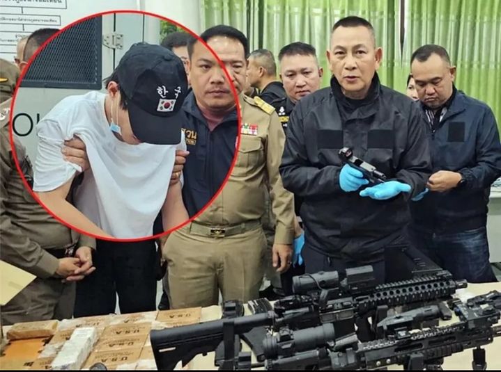 [서울=뉴시스] 대규모 무기 밀매 혐의로 체포된 중국 국적 남성이 '한국'과 태극기가 새겨진 검은색 모자를 쓴 채 고개를 숙이고 있다. (사진 출처=엑스 캡처)
