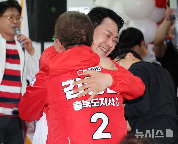 [청주=뉴시스] 서주영 기자 = 13일 충북 청주시 흥덕구 복대동에서 열린 김영환 국민의힘 충북지사 예비후보 선거사무소 개소식에서 장동혁 대표와 김 후보가 포옹하고 있다. 2026.05.13. juyeong@newsis.com