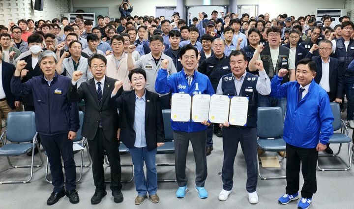 [대전=뉴시스] 조명휘 기자 = 더불어민주당 허태정 대전시장 후보와 한국노총 대전본부가 13일 노동존중 정책연대 협약을 맺고 있다. (사진= 허 후보 선대위 제공) 2026.05.13. *재판매 및 DB 금지