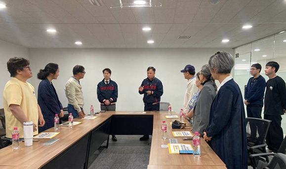 [서울=뉴시스] 프로야구 롯데 자이언츠 구단에 방문해 항의 서한을 전달한 노무현재단. (사진 = 노무현재단 제공) *재판매 및 DB 금지