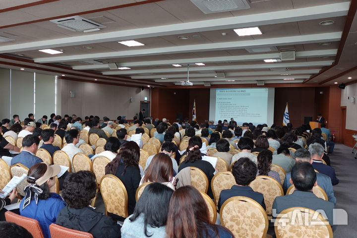 [제주=뉴시스] 제주어류양식수협이 13일 청사에서 긴급총회를 열고 조합원 재난(유류)지원금 지급을 심의·의결하고 있다. (사진=제주어류양식수협 제공) 2026.05.13. photo@newsis.com