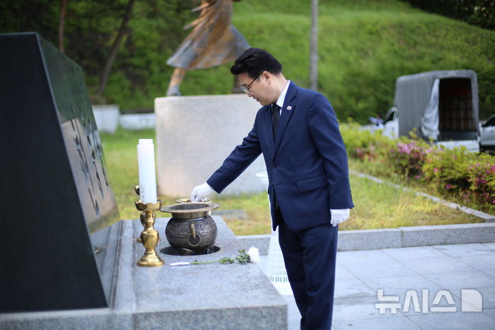 [의정부=뉴시스] 더불어민주당 김원기 경기 의정부시장 후보가 13일 의정부 현충탑을 찾아 헌화하고 있다. (사진=김원기 캠프 제공) 2026.05.13. photo@newsis.com