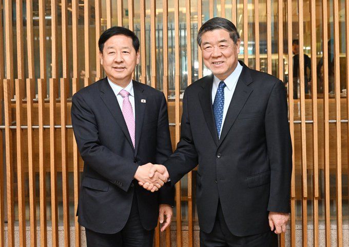 [세종=뉴시스] 사진은 구윤철 경제부총리 겸 재정경제부 장관이 지난 12일 인천에서 허리펑 중국 국무원 부총리와 만나 악수를 하고 있는 모습. (사진=구윤철 부총리 엑스 캡처) 2026.05.13. photo@newsis.com *재판매 및 DB 금지