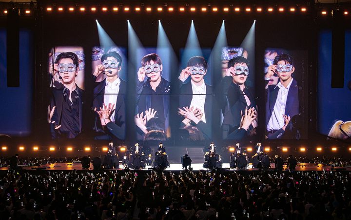 [서울=뉴시스] 2PM 일본 데뷔 15주년 기념 도쿄돔 콘서트 (사진 = JYP엔터테인먼트 제공) 2026.05.13. photo@newsis.com *재판매 및 DB 금지