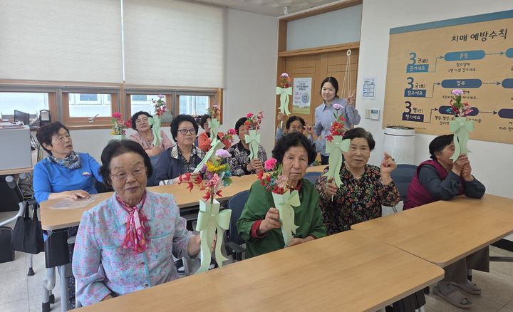 [거창=뉴시스] 거창군, 농촌형 기억학당 치매예방 프로그램 수료식 (사진=거창군 제공) 2026. 05. 13. photo@newsis.com *재판매 및 DB 금지