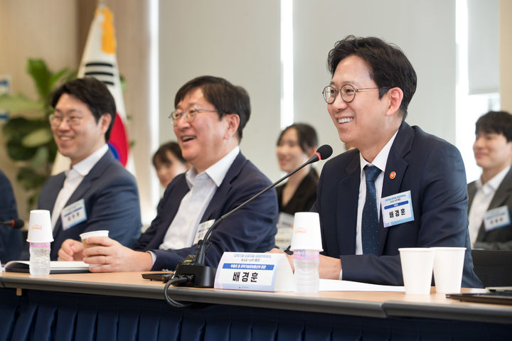 [서울=뉴시스]배경훈 부총리 겸 과학기술정보통신부 장관이 13일 오후 서울 종로구 광화문교보빌딩 국가과학기술자문회의 대회의실에서 열린 '과학기술 인공지능 미래전략회의' 에서 발언하고 있다. (사진=과기정통부 제공) *재판매 및 DB 금지