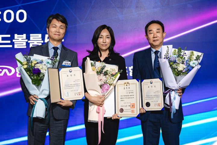 [서울=뉴시스] 지난 12일 진행된 '제23회 자동차의 날' 행사에서 대통령표창을 수상한 르노코리아 상희정 대내·외전략본부장(가운데)과 장관표창을 수상한 남형훈 디렉터(왼쪽), 정현무 디렉터(왼쪽에서 세번째)가 기념사진을 촬영하고 있다. (사진=르노코리아 제공) 2026.5.13. photo@newsis.com *재판매 및 DB 금지