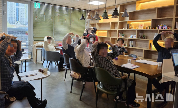 [서울=뉴시스] 한림대학교동탄성심병원-화성시동탄노인복지관 '나 돌봄'(몸-마음-영성) 프로그램 운영 모습. (사진= 한림대학교동탄성심병원 제공)