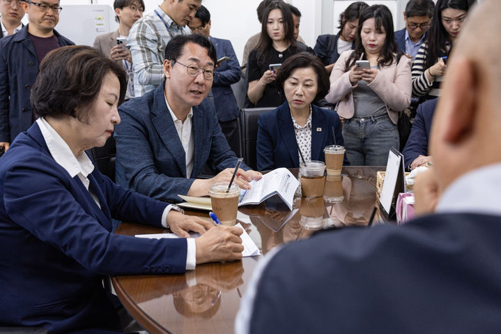 [화성=뉴시스] 정명근 더불어민주당 화성시장 후보(사진 가운데)가 13일 추미애 경기도지사 후보(사진 왼쪽)와 화성시 우정읍 기아 오토랜드를 방문, 기아차 노동조합 화성지회와 간담회를 진행하고 있다. (사진=정명근 후보 캠프 제공) 2026.05.13. photo@newsis.com *재판매 및 DB 금지