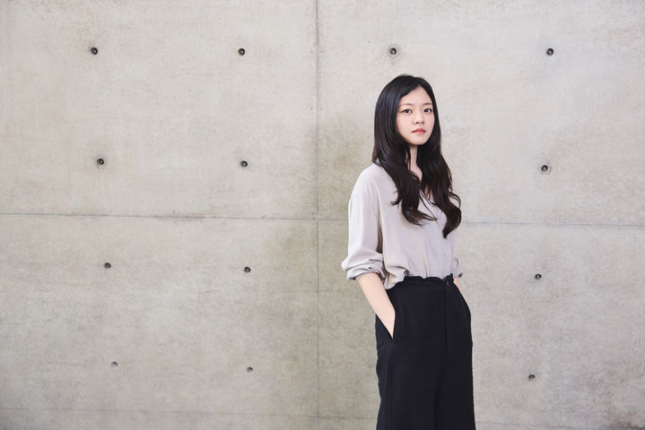 [서울=뉴시스] 연극 '바냐삼촌'에 출연 중인 배우 고아성이 13일 LG아트센터에서 인터뷰 전 촬영하고 있다. (사진=LG아트센터 제공) 2026.05.13. photo@newsis.com *재판매 및 DB 금지
