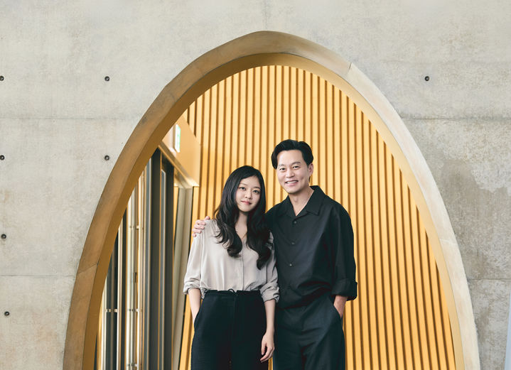 [서울=뉴시스] 연극 '바냐삼촌'에 출연 중인 배우 고아성(왼쪽)과 이서진이 13일 LG아트센터에서 인터뷰 전 촬영하고 있다. (사진=LG아트센터 제공) 2026.05.13. photo@newsis.com *재판매 및 DB 금지