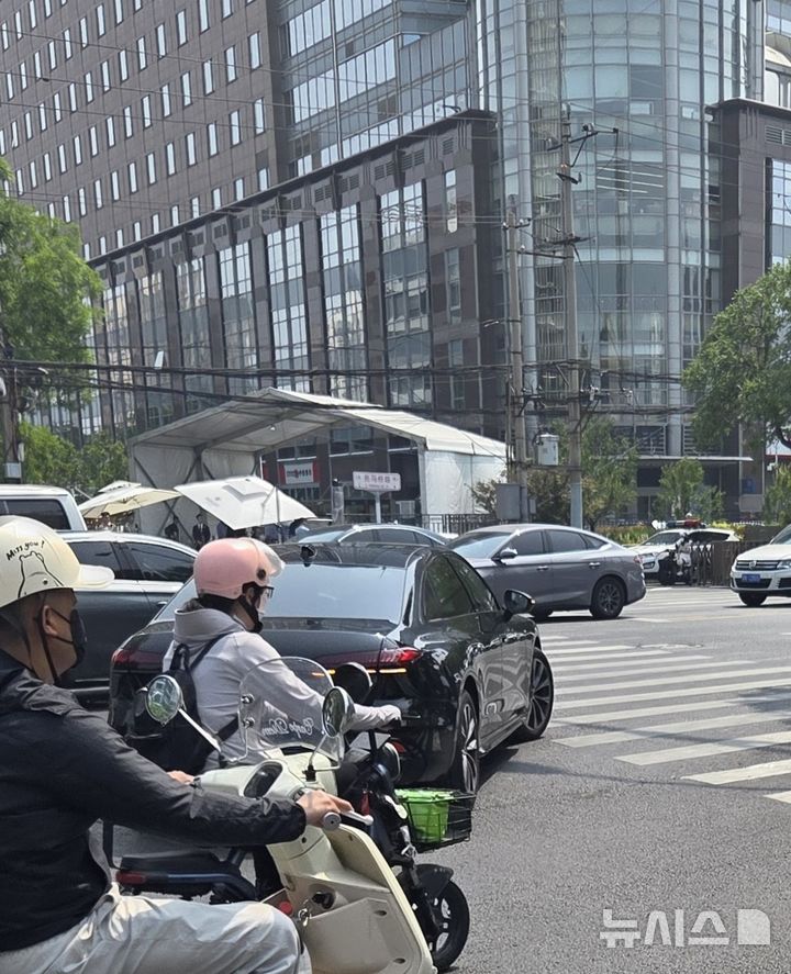 [베이징=뉴시스] 박정규 특파원 = 도널드 트럼프 미국 대통령의 방중 당일인 13일 오후 경비가 삼엄해진 가운데 미국 대표단의 숙소로 추정되는 베이징 차오양구 포시즌스호텔 주변에 차량 검색대가 설치돼있다. 2026.05.13 photo@newsis.com