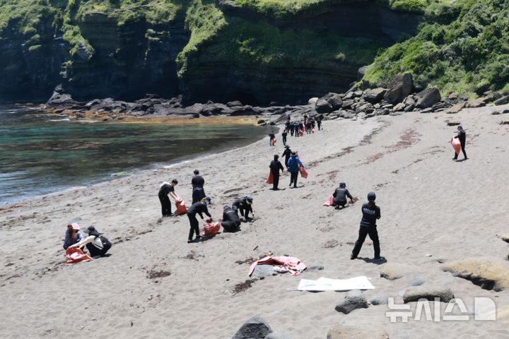 [제주=뉴시스] 제주지방해양경찰청이 13일 오전 우도에서 지자체, 어촌계 등과 함께 해안가 합동 정화 활동을 하고 있다. (사진=제주지방해양경찰청 제공) 2026.05.13. photo@newsis.com