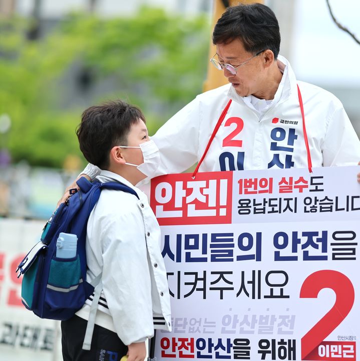 [안산=뉴시스] 이민근 국민의힘 안산시장 후보가 11일 상록구 안산해솔초 등굣길에서 교통안전 캠페인 중 학생와 얘기를 나누고 있다. (사진=이민근 후보 원팀캠프 제공) 2026.05.13. photo@newsis.com *재판매 및 DB 금지
