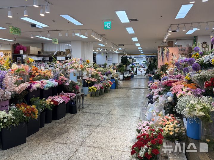 [서울=뉴시스]안태현 인턴기자=스승의날을 3일 앞둔 지난 12일 오전 서울 서초구 양재동 화훼공판장의 한산한 모습. 2026.05.13. photo@newsis.com