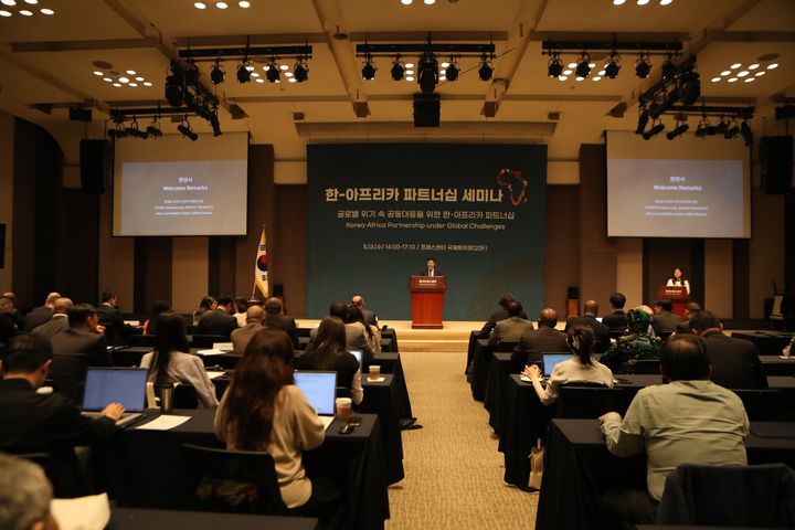 [서울=뉴시스]외교부는 이달 말 한-아프리카 외교장관회의를 앞두고 13일 '글로벌 위기 속 공동 대응을 위한 한-아프리카 파트너십'을 주제로 세미나를 개최했다. (사진=외교부 제공)2026.05.13 *재판매 및 DB 금지