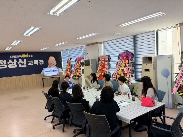 [대전=뉴시스] 정상신 대전시교육감 예비후보와 대전예술고 학부모들 긴급 간담회 모습. (사진=정상신 후보 캠프 제공) 2026.05.13. photo@newsis.com *재판매 및 DB 금지