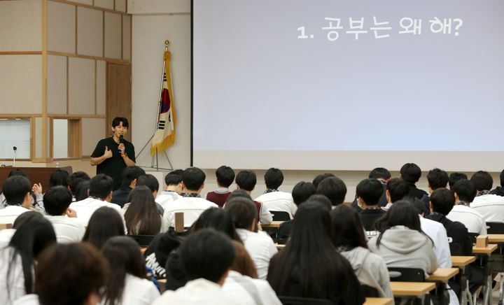 [당진=뉴시스] 김영우 현대제철 당진제철소 책임연구원이 13일 당진 호서고를 찾아 일일강사로 나서 재능기부 교육을 진행하고 있다. (사진=현대제철 제공) 2026.05.13. photo@newsis.com *재판매 및 DB 금지
