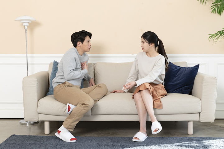 [서울=뉴시스] 결혼 전 마련한 예비 신랑 명의 아파트의 대출금 상환 분담 문제를 놓고 예비부부 사이에서 갈등이 빚어지고 있다. (사진=유토이미지)