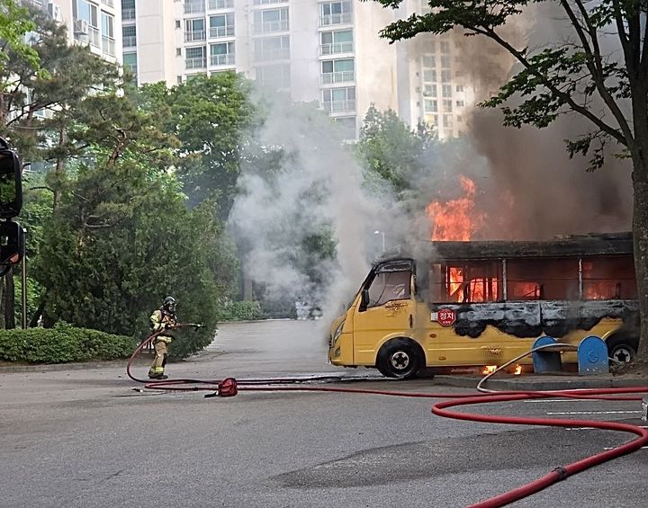 수원 아파트 주차장에서 미니버스 '화재'…인명피해 없어