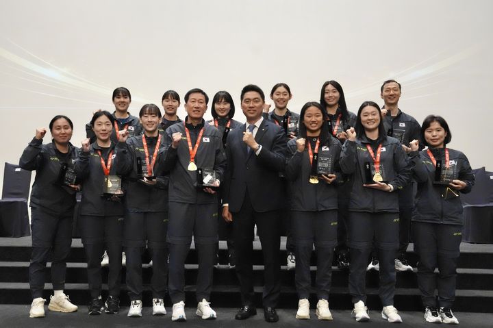 [서울=뉴시스] 한국 여자 배드민턴 대표팀과 김동문 대한배드민턴협회장. (사진=배드민턴협회 제공) 2026.05.11. *재판매 및 DB 금지