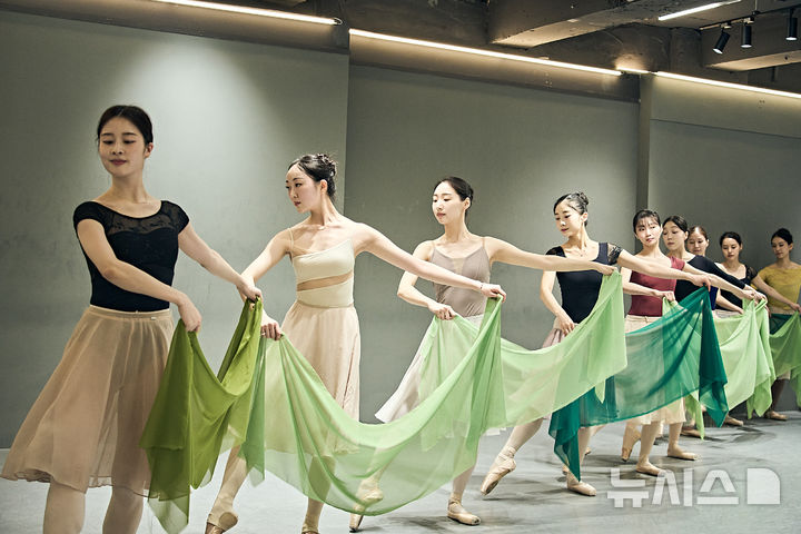  [서울=뉴시스]13일 윤별발레컴퍼니 단원들이 서울 서초구 연습실에서 서울시합창단 명작시리즈 칼 오르프의 '카르미나 부라나' 합창에 맞춰 춤을 추고 있다. (사진=세종문화회관 제공)